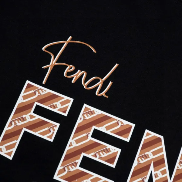 【FENDI 公式旗艦店】フェンディ 丸首の衛衣 スウェットご好評に付き再入荷 241114 【FENDI 公式旗艦店】フェンディ 丸首の衛衣 スウェットご好評に付き再入荷 241114