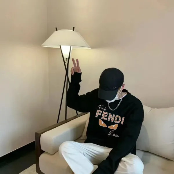 【FENDI 公式旗艦店】フェンディ 丸首の衛衣 スウェットご好評に付き再入荷 241114 【FENDI 公式旗艦店】フェンディ 丸首の衛衣 スウェットご好評に付き再入荷 241114