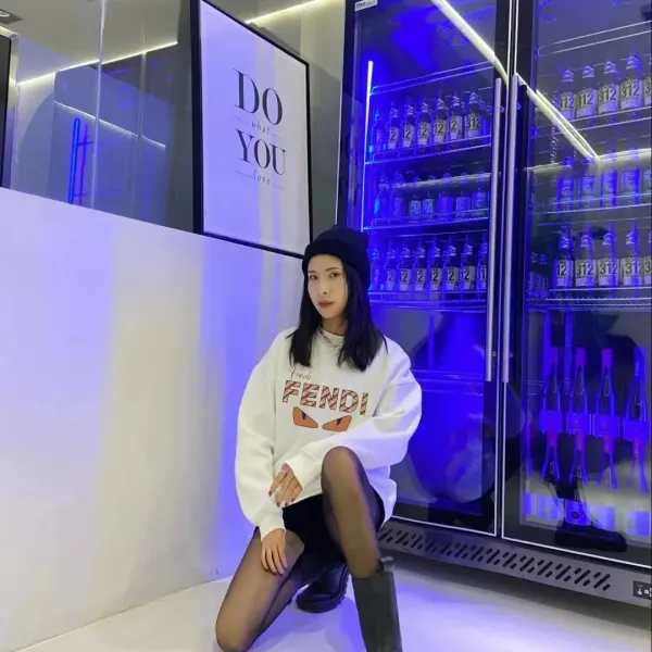 【FENDI 公式旗艦店】フェンディ 丸首の衛衣 スウェットご好評に付き再入荷 241114 【FENDI 公式旗艦店】フェンディ 丸首の衛衣 スウェットご好評に付き再入荷 241114
