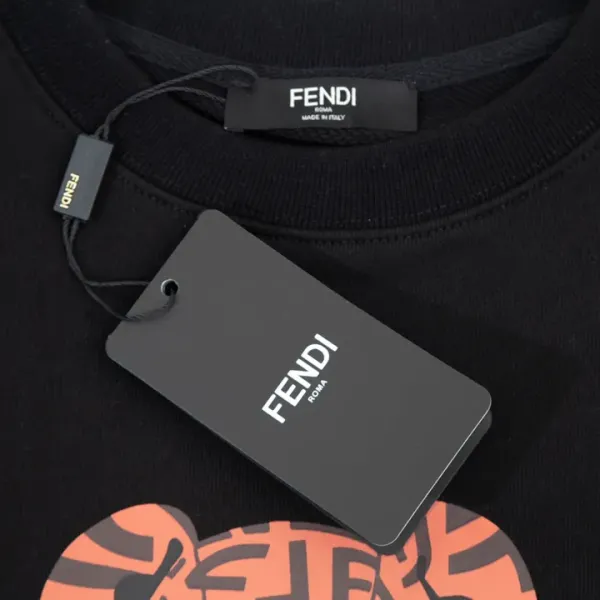【FENDI 公式旗艦店】フェンディ 丸首の衛衣 スウェット ご好評に付き再入荷 240925 【FENDI 公式旗艦店】フェンディ 丸首の衛衣 スウェット ご好評に付き再入荷 240925