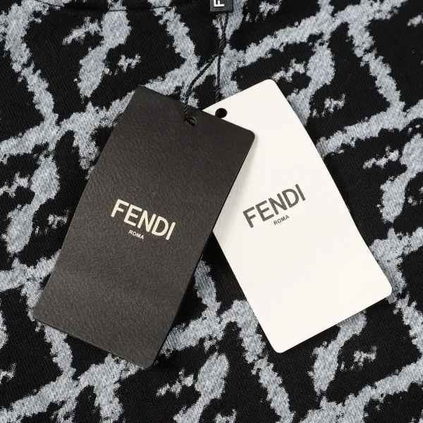 【FENDI 公式旗艦店】フェンディ 丸首の衛衣 スウェット ご好評に付き再入荷 240925 【FENDI 公式旗艦店】フェンディ 丸首の衛衣 スウェット ご好評に付き再入荷 240925