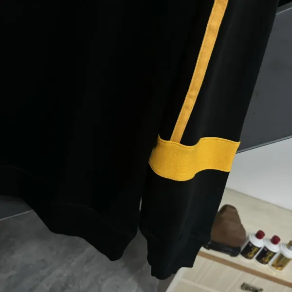 【FENDI 公式旗艦店】フェンディ 丸首の衛衣 スウェット ご好評に付き再入荷 240925 【FENDI 公式旗艦店】フェンディ 丸首の衛衣 スウェット ご好評に付き再入荷 240925