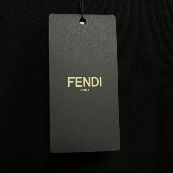 【FENDI 公式旗艦店】フェンディ 丸首の衛衣 スウェット ご好評に付き再入荷 240925 【FENDI 公式旗艦店】フェンディ 丸首の衛衣 スウェット ご好評に付き再入荷 240925