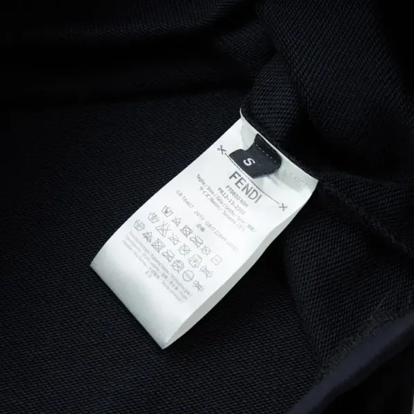 【FENDI 公式旗艦店】フェンディ 丸首の衛衣 スウェット ご好評に付き再入荷240829 【FENDI 公式旗艦店】フェンディ 丸首の衛衣 スウェット ご好評に付き再入荷240829