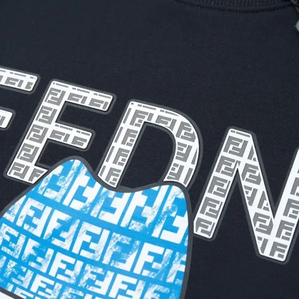【FENDI 公式旗艦店】フェンディ 丸首の衛衣 スウェット ご好評に付き再入荷240829 【FENDI 公式旗艦店】フェンディ 丸首の衛衣 スウェット ご好評に付き再入荷240829