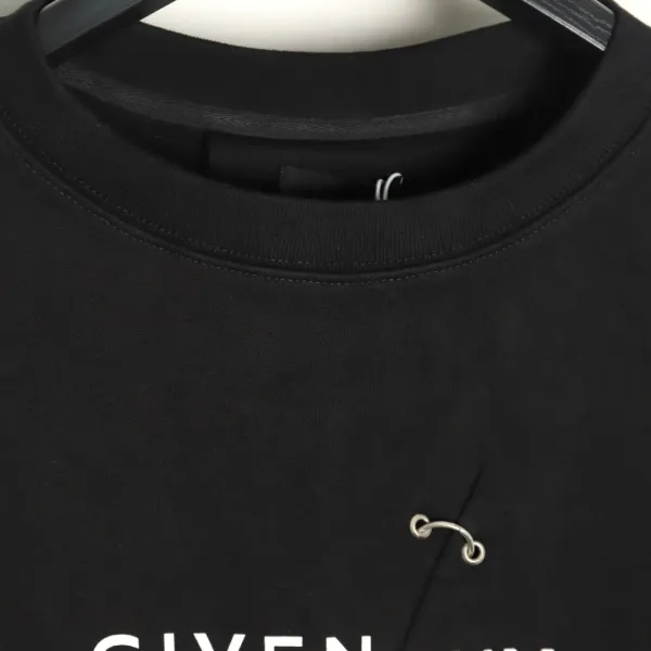 【GIVENCHY  公式旗艦店】ジバンシー 丸首の衛衣 スウェットご好評に付き再入荷！241122