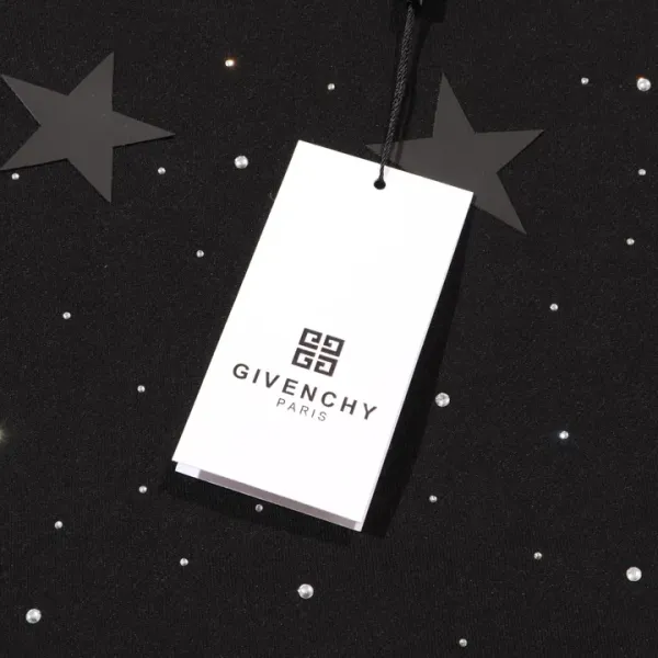 【GIVENCHY 公式旗艦店】ジバンシー 丸首の衛衣 スウェットご好評に付き再入荷   241114