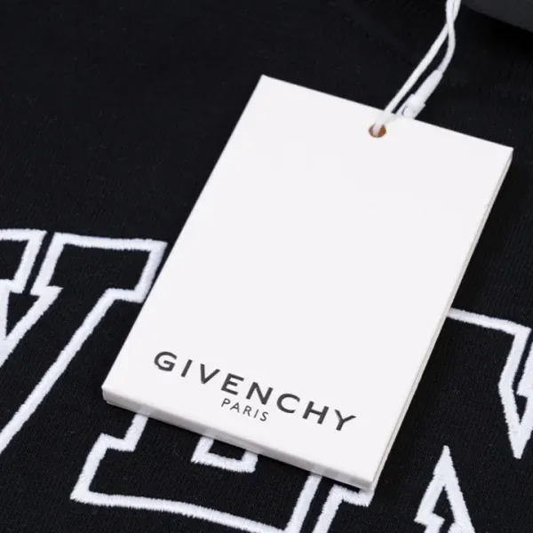 【GIVENCHY 公式旗艦店】ジバンシー 丸首の衛衣 スウェットご好評に付き再入荷! 【GIVENCHY 公式旗艦店】ジバンシー 丸首の衛衣 スウェットご好評に付き再入荷!