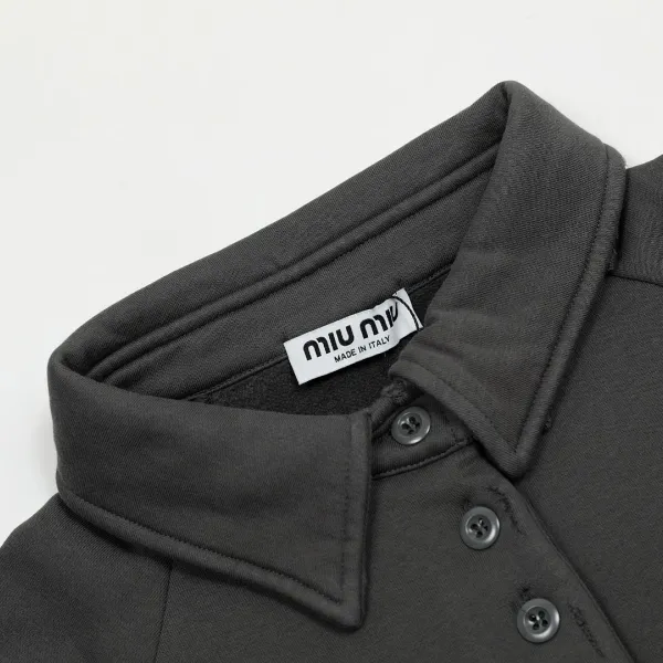 【Miumiu 公式旗艦店】ミュウミュウ  丸首の衛衣 スウェット ご好評に付き再入荷！241122
