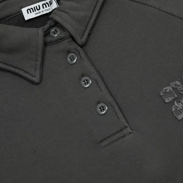 【Miumiu 公式旗艦店】ミュウミュウ  丸首の衛衣 スウェット ご好評に付き再入荷！241122