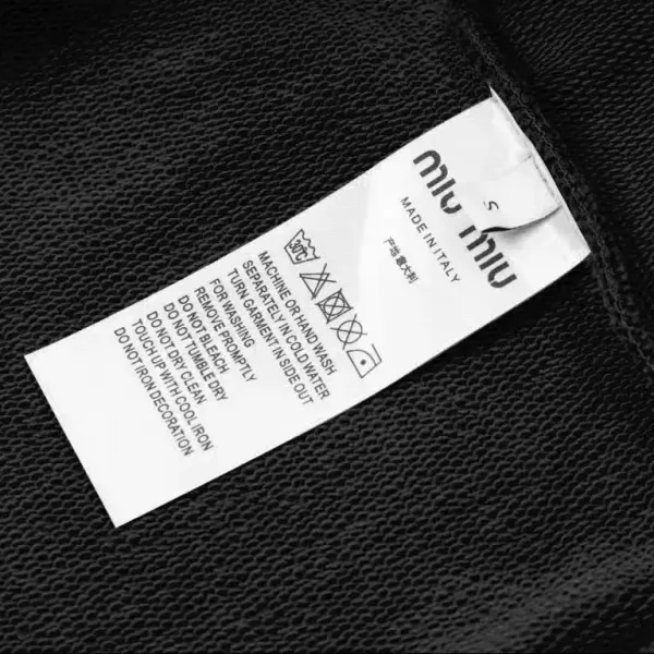 【Miumiu 公式旗艦店】ミュウミュウ  丸首の衛衣 スウェット ご好評に付き再入荷！241122