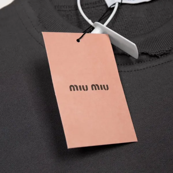 【Miumiu 公式旗艦店】ミュウミュウ  丸首の衛衣  スウェット ご好評に付き再入荷！241122