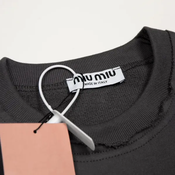 【Miumiu 公式旗艦店】ミュウミュウ  丸首の衛衣  スウェット ご好評に付き再入荷！241122