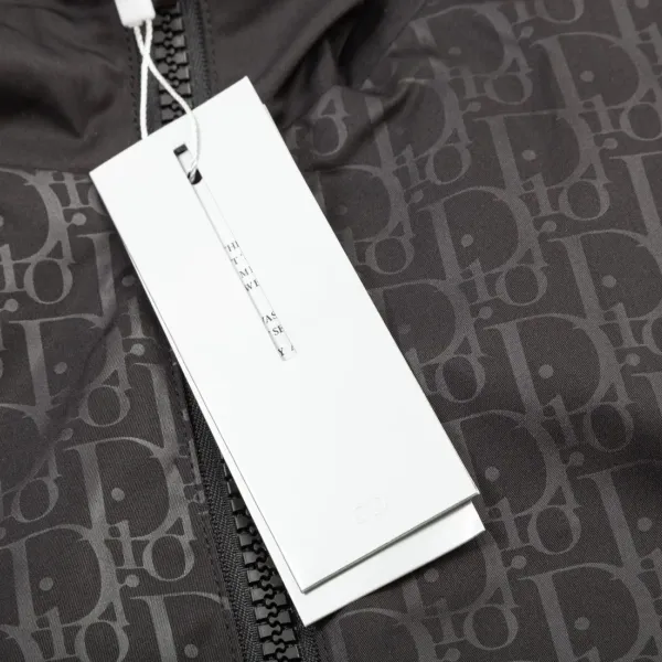 【DIOR  公式旗艦店】ディオール  ジャケット着 ご好評に付き再入荷！241023