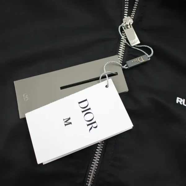 【DIOR 公式旗艦店】ディオール ジャケット着 好評に付き再入荷! 240923 【DIOR 公式旗艦店】ディオール ジャケット着 好評に付き再入荷! 240923
