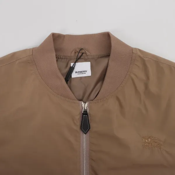 【BURBERRY  公式旗艦店】バーバリー   ジャケット着 好評に付き再入荷！241112