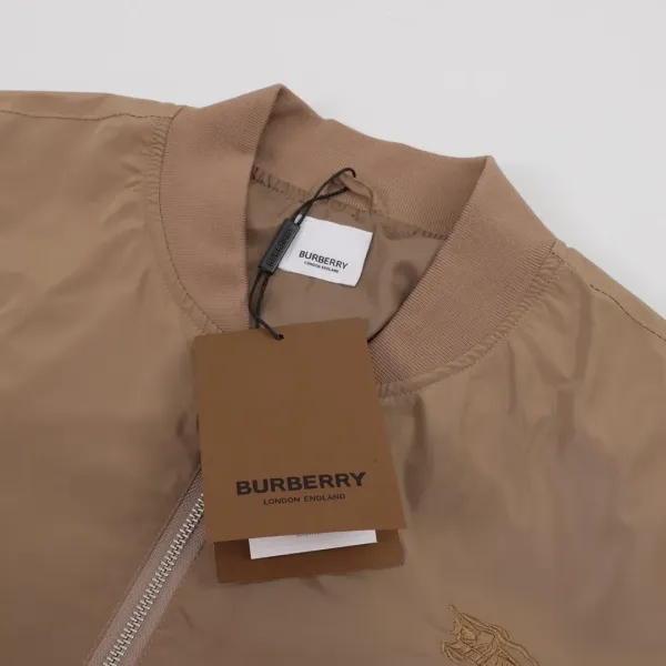 【BURBERRY  公式旗艦店】バーバリー   ジャケット着 好評に付き再入荷！241112