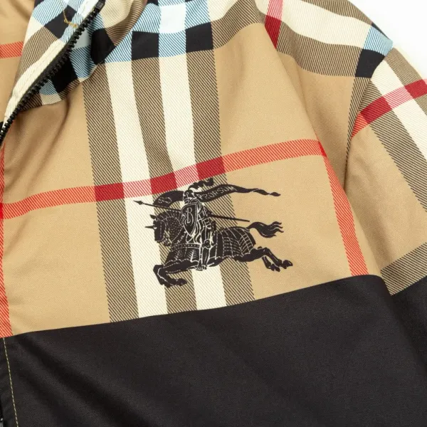 【BURBERRY  公式旗艦店】バーバリー  ジャケット着 ご好評に付き再入荷！241022