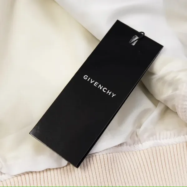 【GIVENCHY 公式旗艦店】ジバンシー ジャケット着 ご好評に付き再入荷!241021 【GIVENCHY 公式旗艦店】ジバンシー ジャケット着 ご好評に付き再入荷!241021
