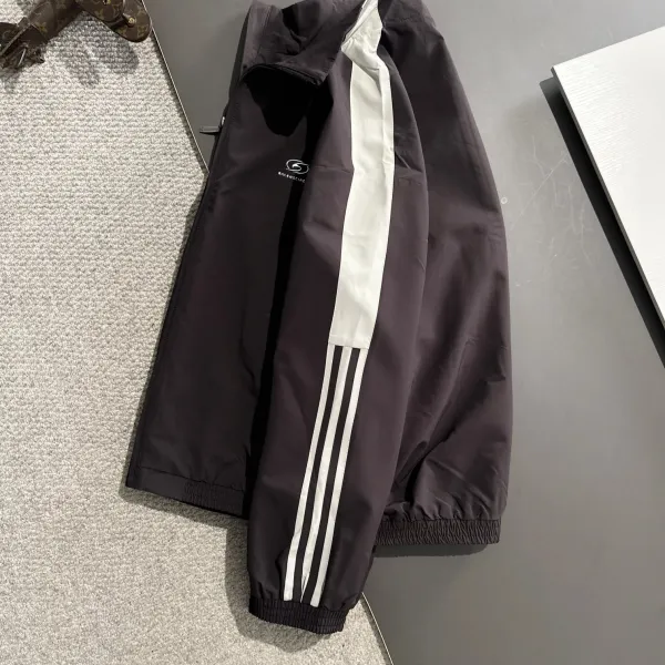 【BALENCIAGA 公式旗艦店】バレンシアガ ジャケット着 ご好評に付き再入荷!250107 【BALENCIAGA 公式旗艦店】バレンシアガ ジャケット着 ご好評に付き再入荷!250107
