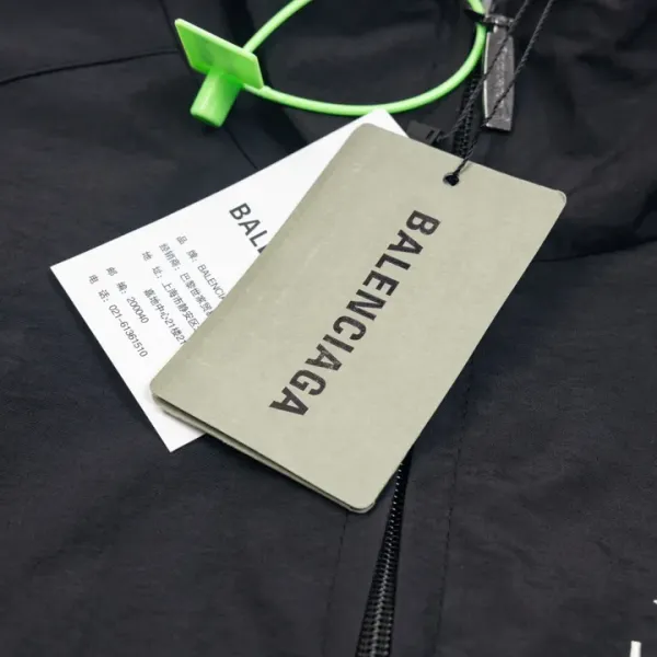 【BALENCIAGA 公式旗艦店】バレンシアガ ジャケット着 好評に付き再入荷!241119 【BALENCIAGA 公式旗艦店】バレンシアガ ジャケット着 好評に付き再入荷!241119