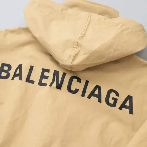 【BALENCIAGA 公式旗艦店】 バレンシアガ  ジャケット着 好評に付き再入荷 240827