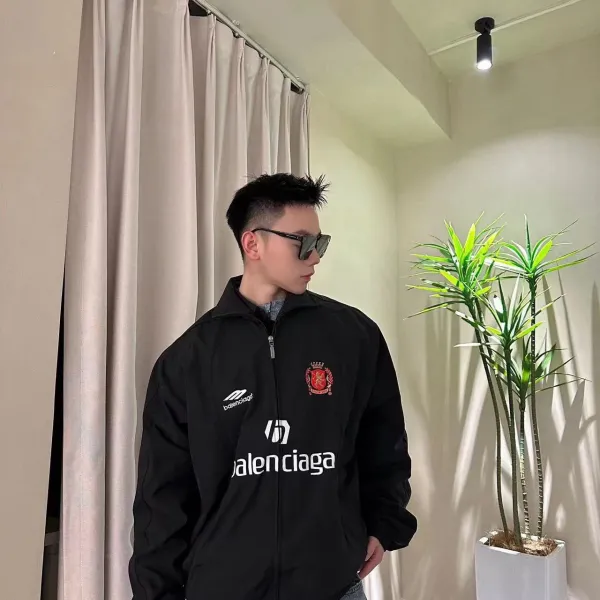【BALENCIAGA 公式旗艦店】 バレンシアガ ジャケット着 好評に付き再入荷 240827 【BALENCIAGA 公式旗艦店】 バレンシアガ ジャケット着 好評に付き再入荷 240827