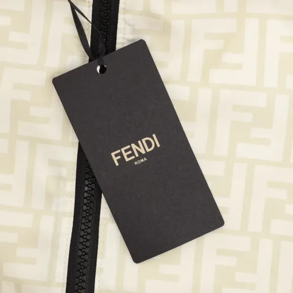 【FENDI  公式旗艦店】フェンディジャケット着 好評に付き再入荷！241122