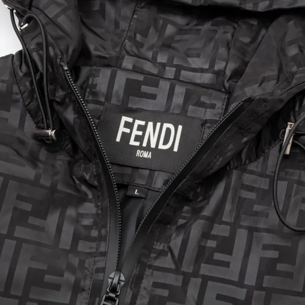 【FENDI  公式旗艦店】フェンディ  ジャケット着 好評に付き再入荷 240826