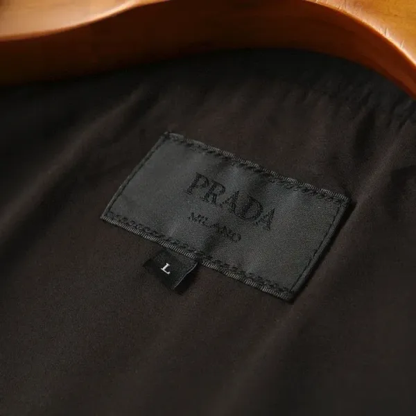 【PRADA 公式旗艦店】プラダ ジャケット着 ご好評に付き再入荷!250107 【PRADA 公式旗艦店】プラダ ジャケット着 ご好評に付き再入荷!250107