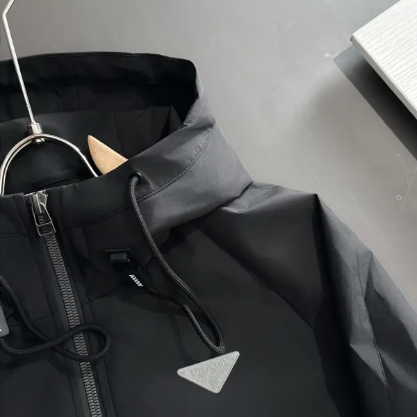 【PRADA 公式旗艦店】プラダ ジャケット着 好評に付き再入荷 241224 【PRADA 公式旗艦店】プラダ ジャケット着 好評に付き再入荷 241224