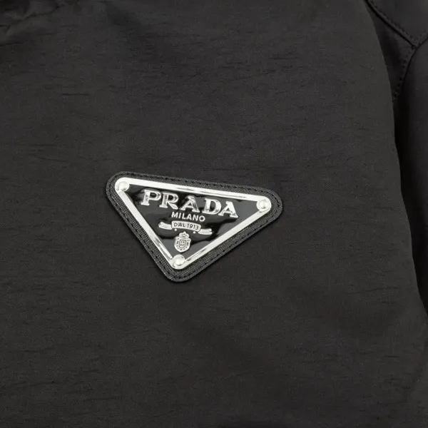 【PRADA 公式旗艦店】プラダ ジャケット着 好評に付き再入荷! 241213 【PRADA 公式旗艦店】プラダ ジャケット着 好評に付き再入荷! 241213