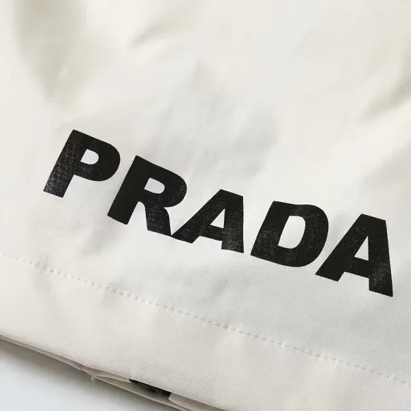 【PRADA 公式旗艦店】 プラダ ジャケット着 ご好評に付き再入荷!241024 【PRADA 公式旗艦店】 プラダ ジャケット着 ご好評に付き再入荷!241024