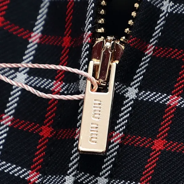 【Miumiu 公式旗艦店】 ミュウミュウ ジャケット着 スウェット ご好評に付き再入荷!241122 【Miumiu 公式旗艦店】 ミュウミュウ ジャケット着 スウェット ご好評に付き再入荷!241122