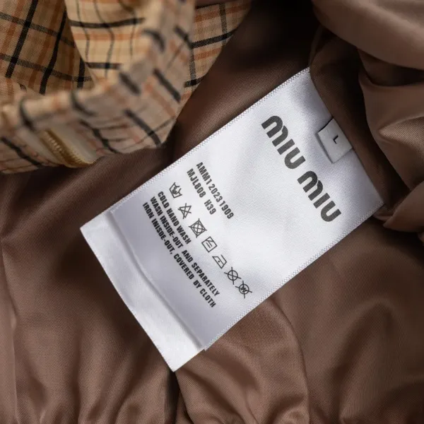 【Miumiu 公式旗艦店】 ミュウミュウ ジャケット着 スウェット ご好評に付き再入荷!241122 【Miumiu 公式旗艦店】 ミュウミュウ ジャケット着 スウェット ご好評に付き再入荷!241122