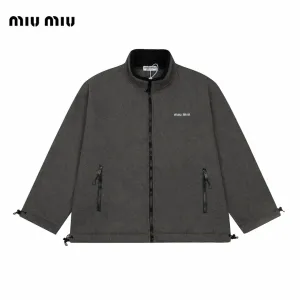 【Miumiu 公式旗艦店】 ミュウミュウ ジャケット着 スウェット ご好評に付き再入荷!241122 【Miumiu 公式旗艦店】 ミュウミュウ ジャケット着 スウェット ご好評に付き再入荷!241122