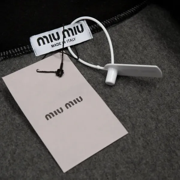 【Miumiu 公式旗艦店】 ミュウミュウ ジャケット着 スウェット ご好評に付き再入荷!241122 【Miumiu 公式旗艦店】 ミュウミュウ ジャケット着 スウェット ご好評に付き再入荷!241122