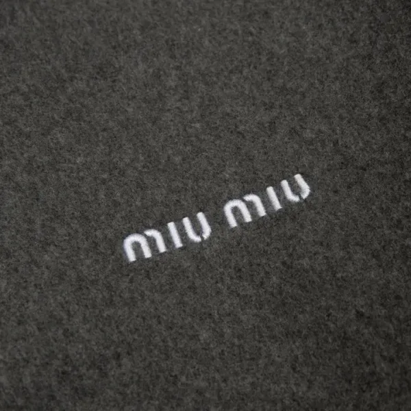 【Miumiu 公式旗艦店】 ミュウミュウ ジャケット着 スウェット ご好評に付き再入荷!241122 【Miumiu 公式旗艦店】 ミュウミュウ ジャケット着 スウェット ご好評に付き再入荷!241122