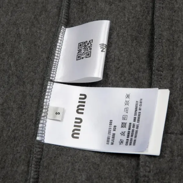 【Miumiu 公式旗艦店】 ミュウミュウ ジャケット着 スウェット ご好評に付き再入荷!241122 【Miumiu 公式旗艦店】 ミュウミュウ ジャケット着 スウェット ご好評に付き再入荷!241122