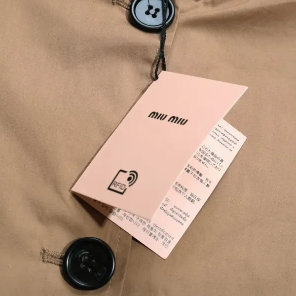 【Miumiu 公式旗艦店】 ミュウミュウ ジャケット着 スウェット ご好評に付き再入荷!241122 【Miumiu 公式旗艦店】 ミュウミュウ ジャケット着 スウェット ご好評に付き再入荷!241122