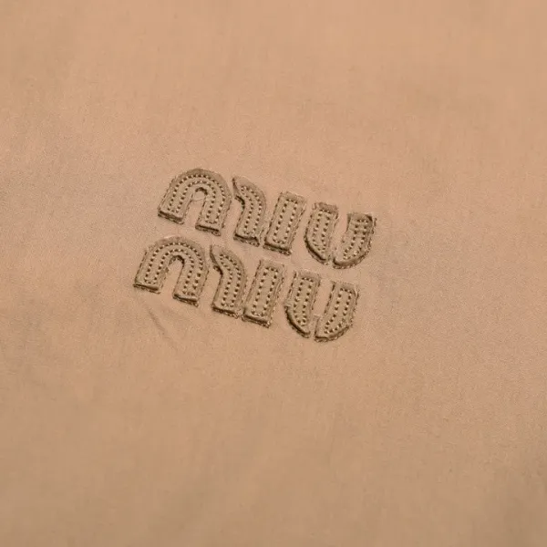 【Miumiu 公式旗艦店】 ミュウミュウ ジャケット着 スウェット ご好評に付き再入荷!241122 【Miumiu 公式旗艦店】 ミュウミュウ ジャケット着 スウェット ご好評に付き再入荷!241122