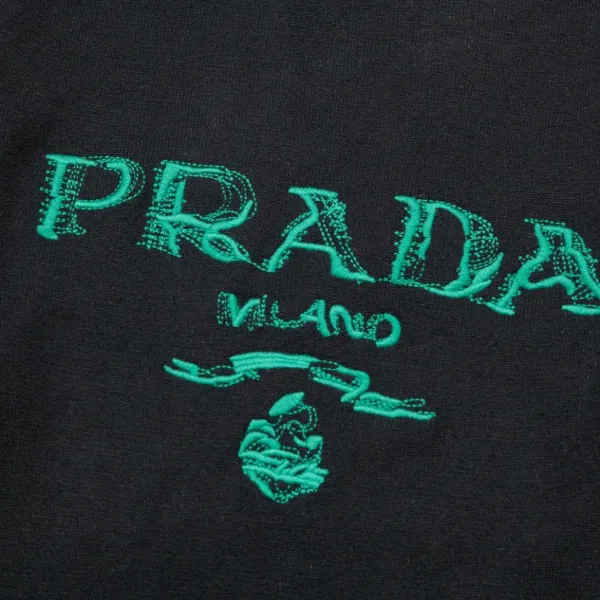 【PRADA 公式旗艦店】プラダ  セーター好評に付き再入荷！ 240930