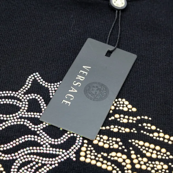 【VERSACE  公式旗艦店】ヴェルサーチ  セーター好評に付き再入荷！ 240930