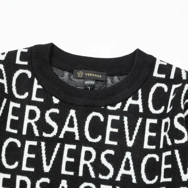 【VERSACE  公式旗艦店】ヴェルサーチ  セーター好評に付き再入荷！ 240930