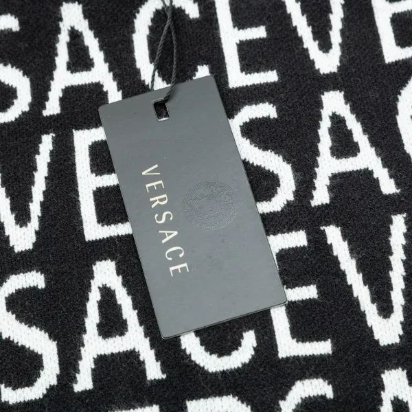 【VERSACE  公式旗艦店】ヴェルサーチ  セーター好評に付き再入荷！ 240930