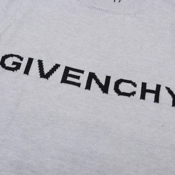 【GIVENCHY   公式旗艦店】ジバンシー  セーター好評に付き再入荷！ 241031