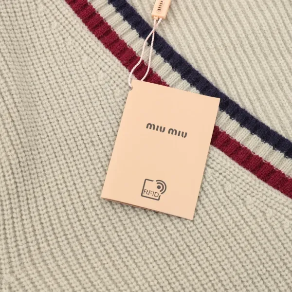【Miumiu 公式旗艦店】ミュウミュウ セーター好評に付き再入荷! 241128 【Miumiu 公式旗艦店】ミュウミュウ セーター好評に付き再入荷! 241128
