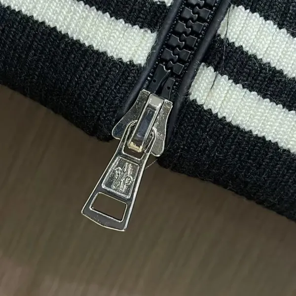 【MONCLER 公式旗艦店】モンクレール  ダウンジャケット好評に付き再入荷！ 241213