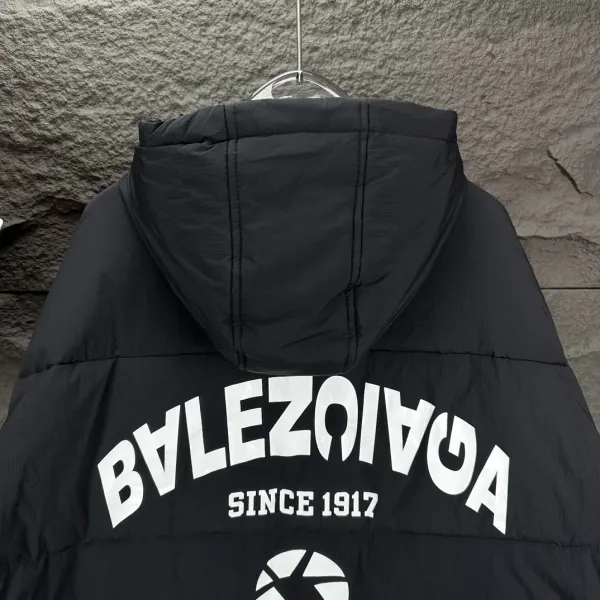 【BALENCIAGA 公式旗艦店】バレンシアガ ダウンジャケット ご好評に付き再入荷! 241205 【BALENCIAGA 公式旗艦店】バレンシアガ ダウンジャケット ご好評に付き再入荷! 241205