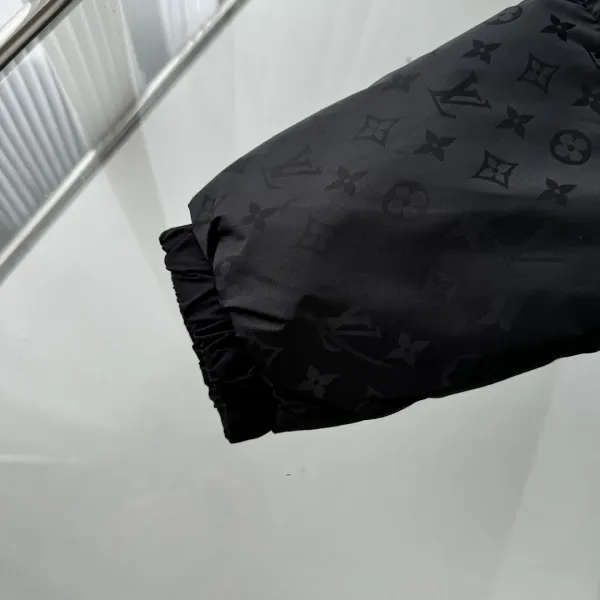 【LOUIS VUITTON 公式旗艦店】ルイヴィトン ダウンジャケット好評に付き再入荷! 241213 【LOUIS VUITTON 公式旗艦店】ルイヴィトン ダウンジャケット好評に付き再入荷! 241213